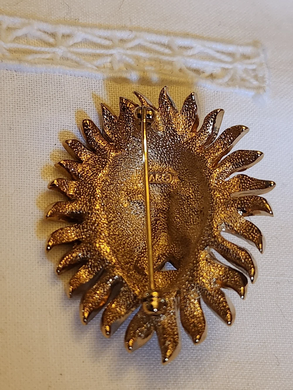 Vintage Attwood & Sawyer Lion Head Crystal Pin Brooch EUC Rhinestone Gold Tone